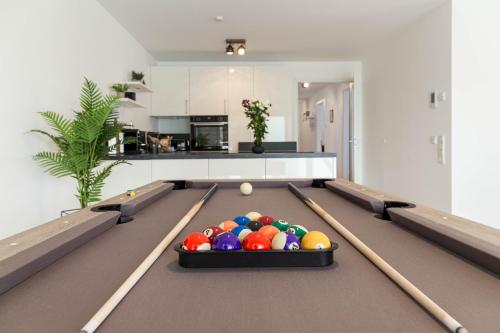 Happy Living - Apartment am Bodensee mit Billard & Balkon by living TIMELESS in Friedrichshafen, Deutschland