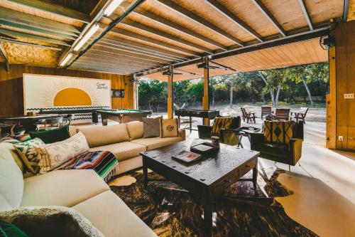 設施, The Camp Blanco by Lodgewell - Riverfront retreat 2 Homes, Bunk House, Game Room & more in 布蘭科 (TX)