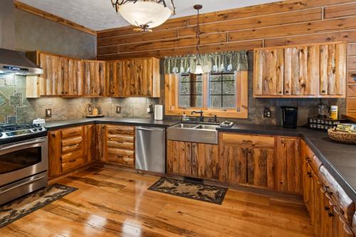 New! Weatherwood - Gorgeous Luxury Log Cabin!