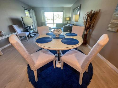 Quiet-Relaxing-Modern-Sleeps 8 Walk to the Beach! in Panama City (FL)