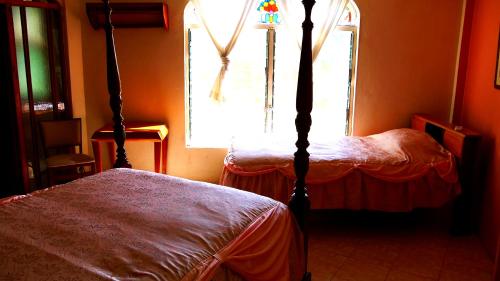 1 queen bed, 1 twin bed