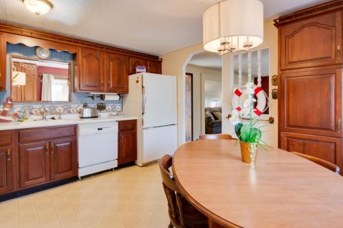 Waterfront Cottage - Dock and Chautauqua Lake Access in Mayville, USA