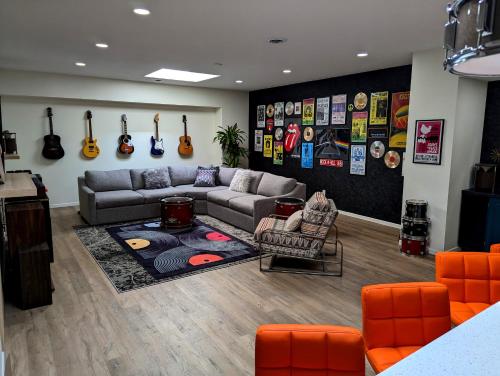 . Groovy Retro Music Lovers Mid-Mod Experience! - Downtown Prime