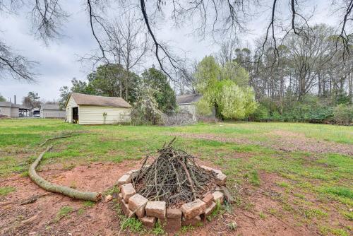 Cozy Charlotte Home with Fire Pit about 6 Mi to Uptown!