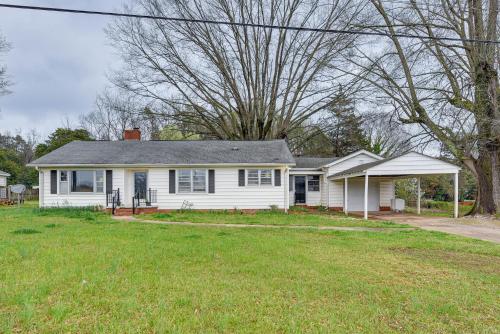 Cozy Charlotte Home with Fire Pit about 6 Mi to Uptown!