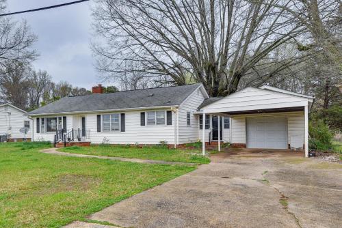 Cozy Charlotte Home with Fire Pit about 6 Mi to Uptown!