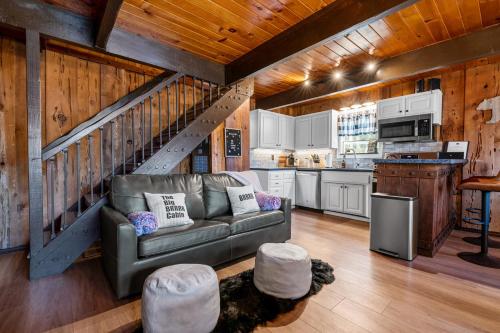 Cozy Cabin near Resorts and The Village +Mtn views in Big Bear City, USA