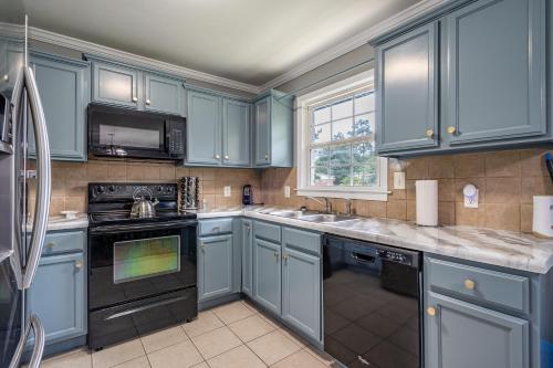 Kitchen, Homely & Alluring 5 bedrooms in Atlanta by Deity Villas in Fulton Country Airport