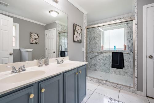 Shower, Homely & Alluring 5 bedrooms in Atlanta in Fulton Country Airport