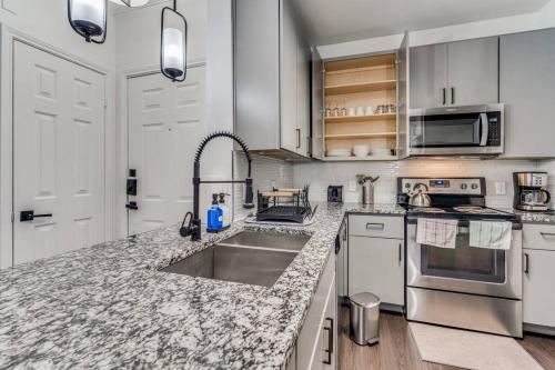 Luxurious 2BR+Resort Style Pool_5 min to Domain in Austin, USA