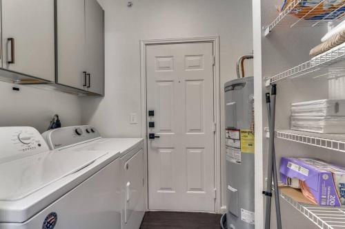 Luxurious 2BR+Resort Style Pool_5 min to Domain in Austin, USA