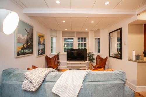 Renovated, Spacious 1-bed, Trader Joes, Pub Tran in Brookline, USA