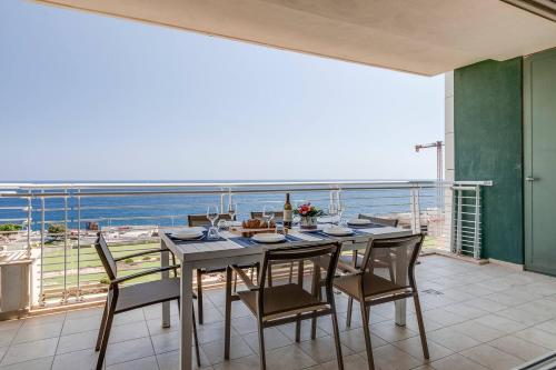 Fort Cambridge Apartments by Homely Room Type - Deluxe Triple Room with Sea View