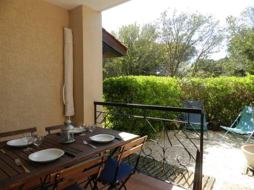 Appartement La Londe-les-Maures, 2 pièces, 5 personnes - FR-1-251-595 - Location saisonnière - La Londe-les-Maures