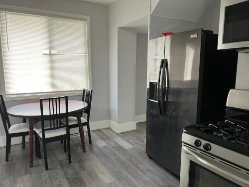 kuhinja, House w Separate 4 Private Bedrooms in South Bend Downtown