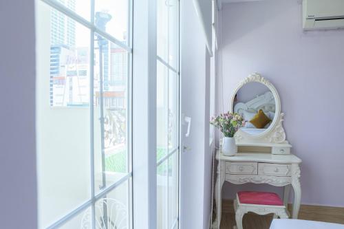 Quadruple Room with Balcony image 6