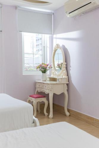 Quadruple Room with Balcony image 4