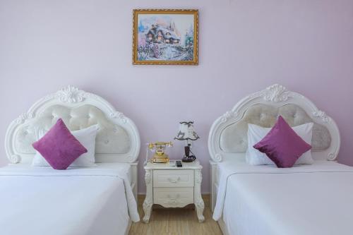 Deluxe Twin Room image 7