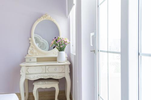 Deluxe Twin Room image 1