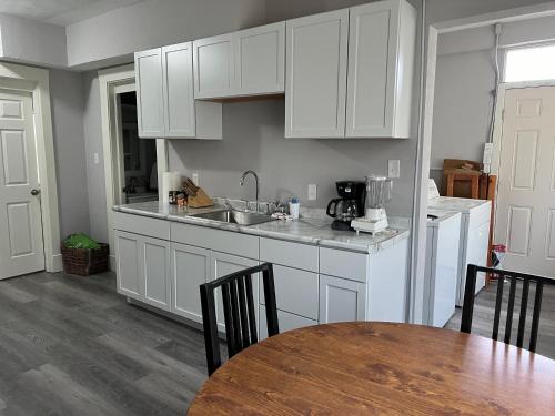 Oprema, House w Separate 4 Private Bedrooms in South Bend Downtown