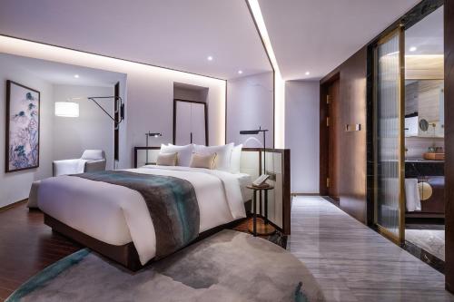 Superior Double Room image 6