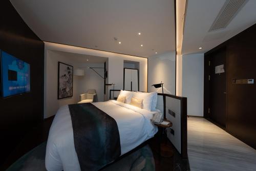 Deluxe Double Room image 10