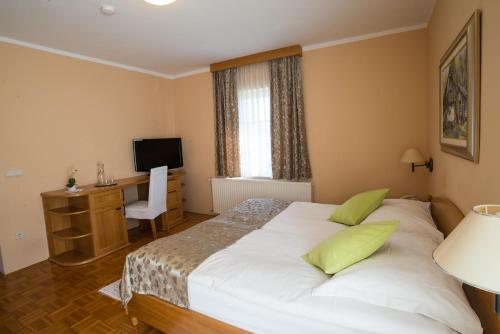 Double Room image 7