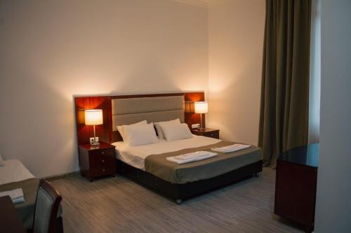 1 double bed, 1 twin bed