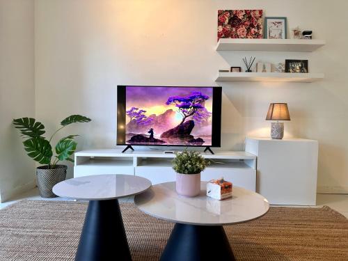 Charming Rustic Retreat with Cozy Interior and Sky Pool View Charming Rustic Retreat with Cozy Interior and Sky Pool View