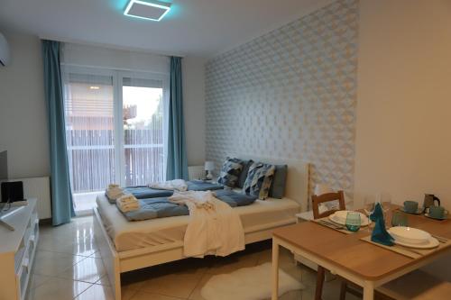 . Airport Luxury Apartment with Balcony + Free parking