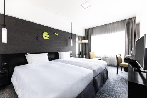 2 twin beds, 1 sofa bed
