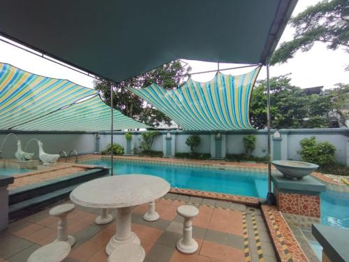 Vila Princess,Sentul 4br, private pool, tenis meja, mini billiard, Home theater Karaoke, Ayunan besa in Bogor
