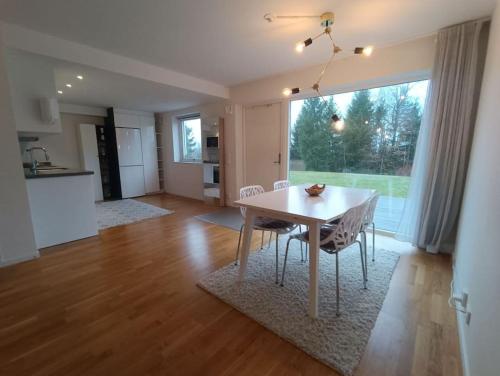 Modern apartment near forest, with kitchen, washer, parking, private entrance - 4 adults, 2 kids & pets friendly!