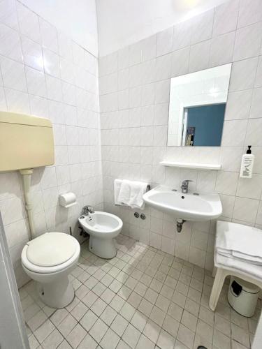 Standard Triple Room image 6
