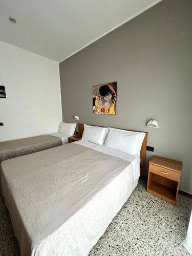 Standard Triple Room image 8