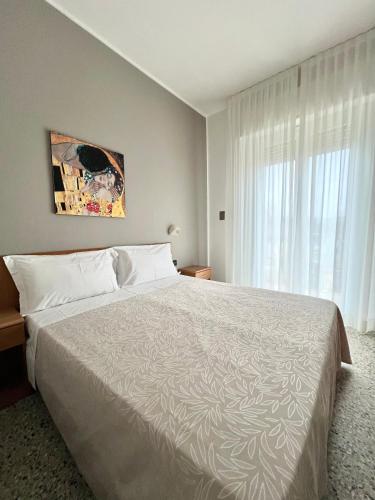 Standard Double Room image 10
