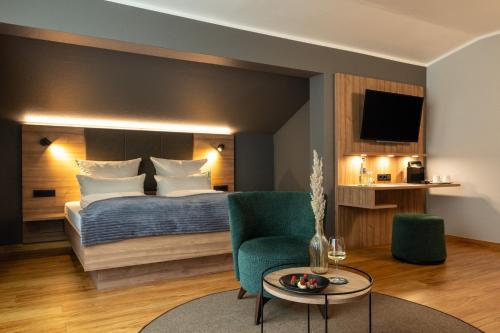 1 queen bed, 1 sofa bed