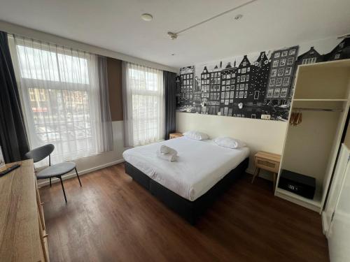 Double or Twin Room with Canal View image 10
