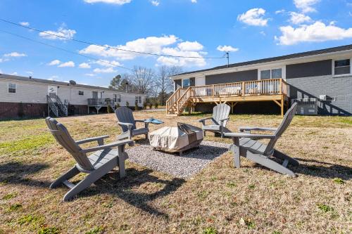 Remodeled Ranch 1Story Kng Qn Beds Deck Firepit in Wake Forest, USA