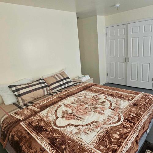 Travelers Long Stay with Private Bathroom Divine Villa and Resorts 5mins to EWR Airport and 4mins to Penn Station Newark, New York in Newark, USA