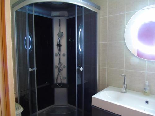 One-Bedroom Apartment image 2