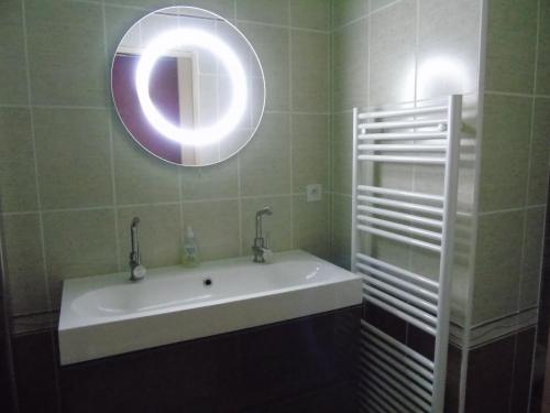 One-Bedroom Apartment image 1