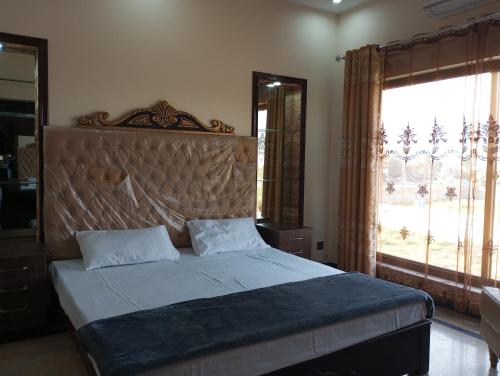 Khayaban-e-Amin Luxurious Apartments - image 4