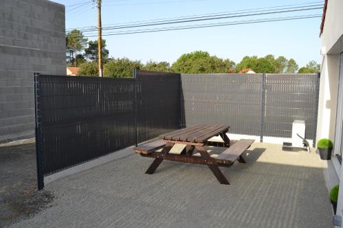 A szálláshely kívülről, Aux abords de la forêt (Aux abords de la foret) in Fougeré (Loire mente)