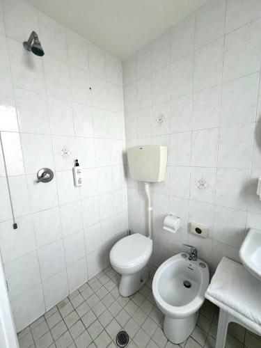 Standard Double Room image 9