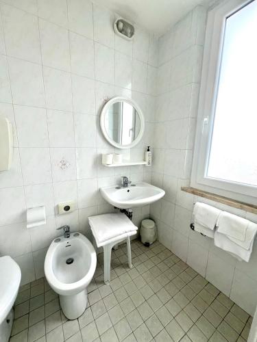 Standard Double Room image 8