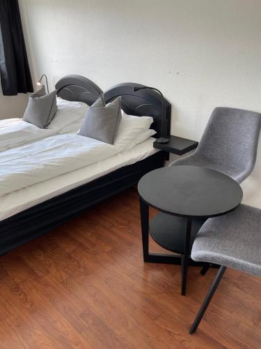 1 double bed, 1 twin bed