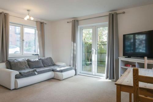 Shared lounge/TV area, Lovely House Central Birmingham in Birmingham