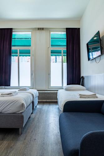 Standard Triple Room with Private Bathroom image 5