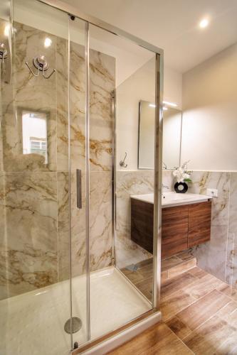 Lovely 2 Bedroom apartment by YourHost, Рим (фото 8)